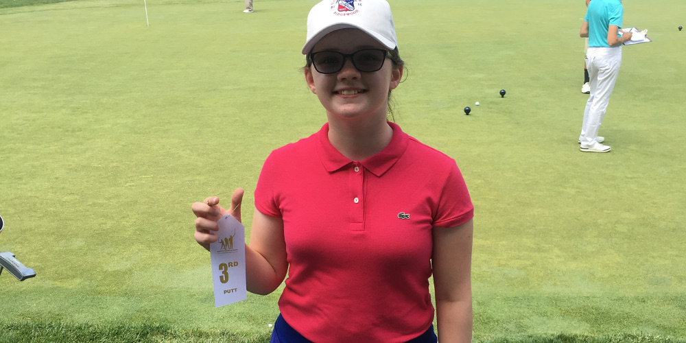 Kevin Chin golf student receiving the 3rd place ribbon